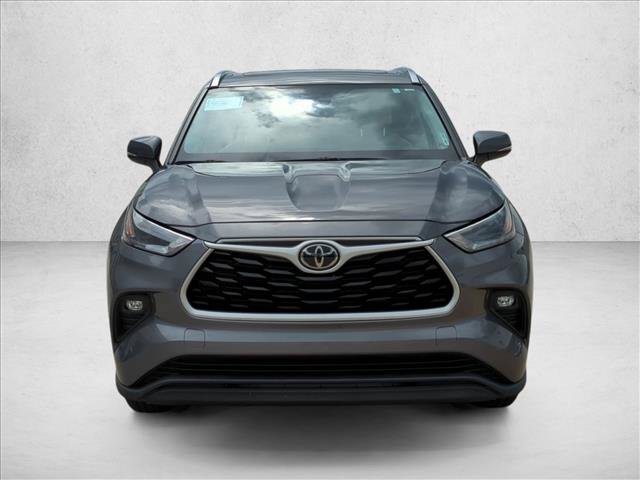 Used 2021 Toyota Highlander XLE FWD image 2