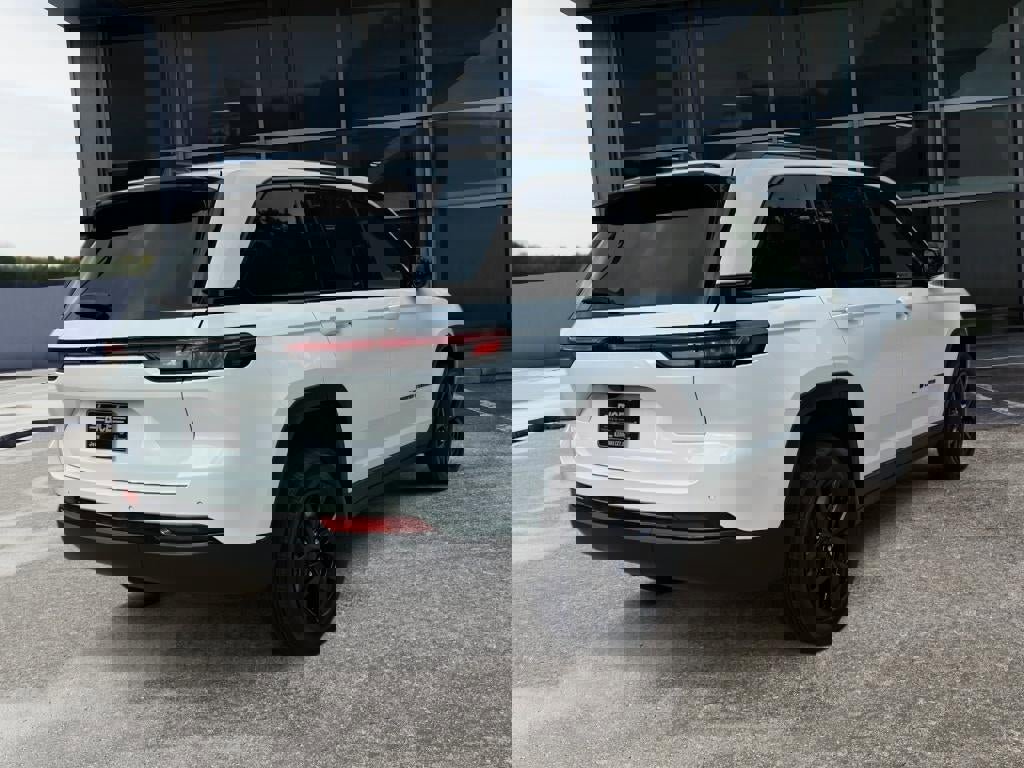 New 2025 Jeep Grand Cherokee Altitude image 7