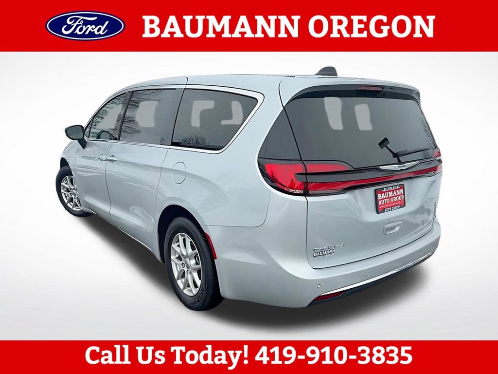 Used 2024 Chrysler Pacifica Touring-L FWD image 11