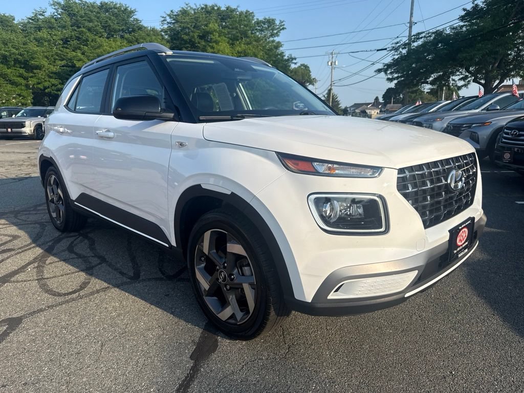 Used 2024 Hyundai Venue Limited FWD image 3