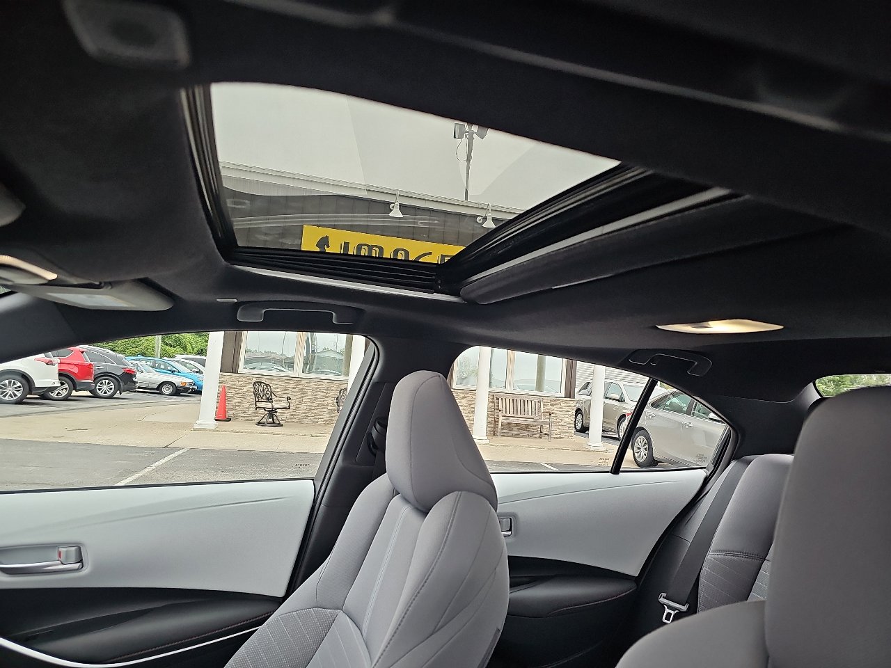 Used 2025 Toyota Corolla SE w/ SE Premium Package image 11