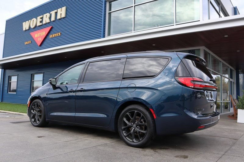 Used 2025 Chrysler Pacifica Limited FWD image 5