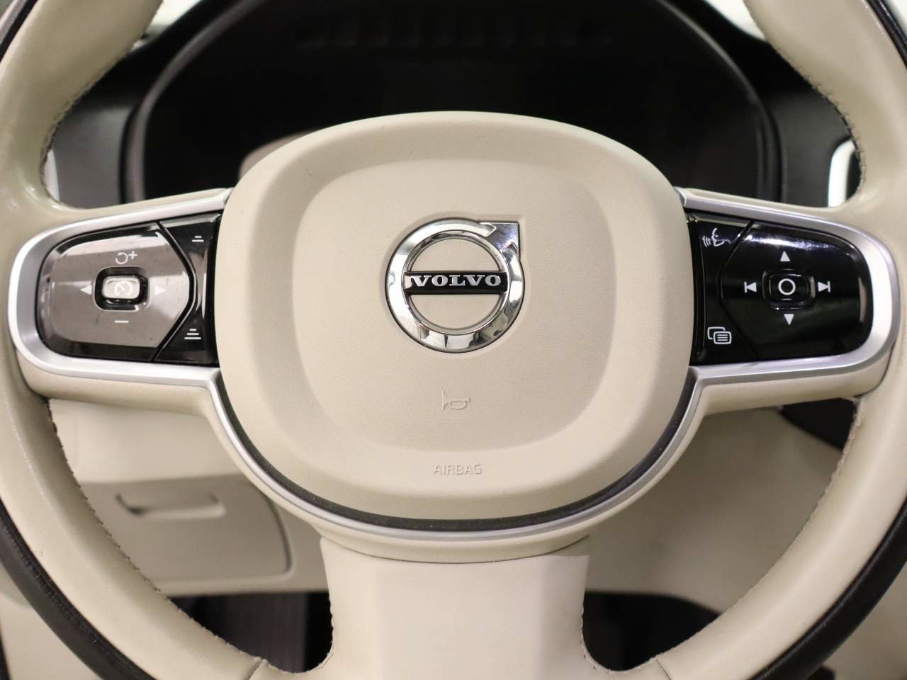 Used 2020 Volvo XC90 T6 Momentum w/ Protection Package Premier AWD/4WD image 12