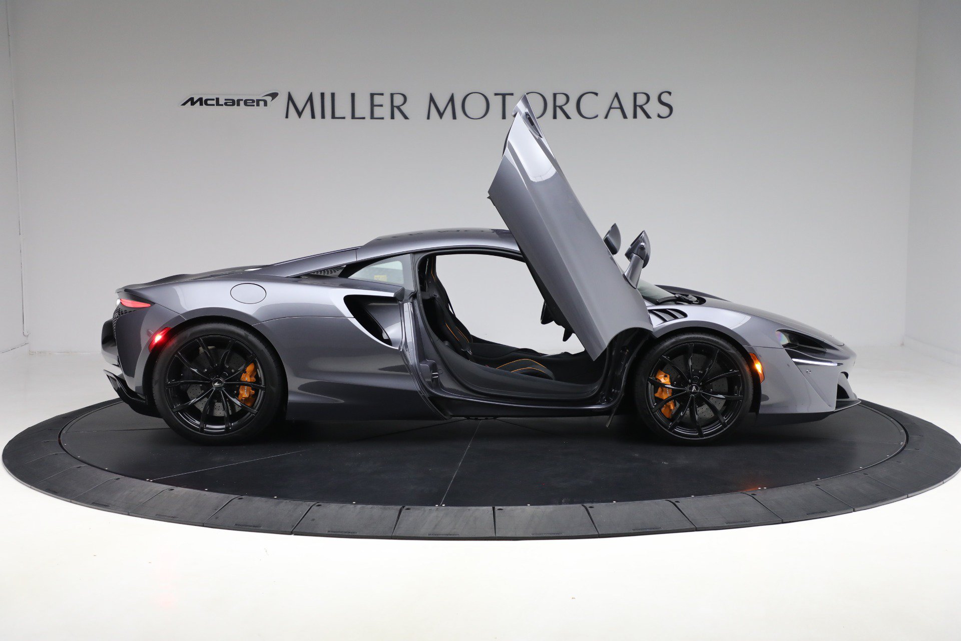 Used 2024 McLaren Artura RWD image 19
