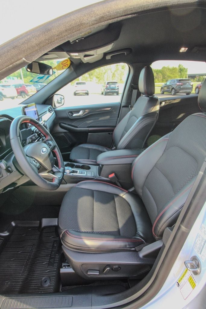Used 2025 Ford Escape ST-Line Select AWD/4WD image 13