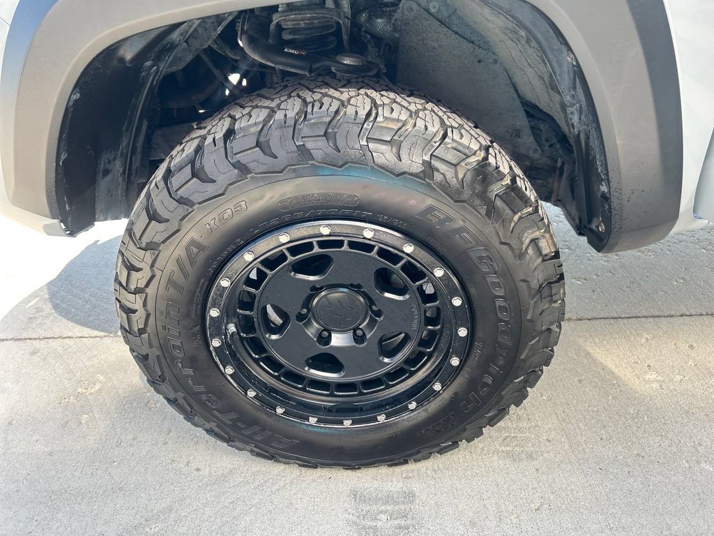 Used 2018 Toyota Tacoma TRD Off-Road w/ Technology Package AWD/4WD image 16
