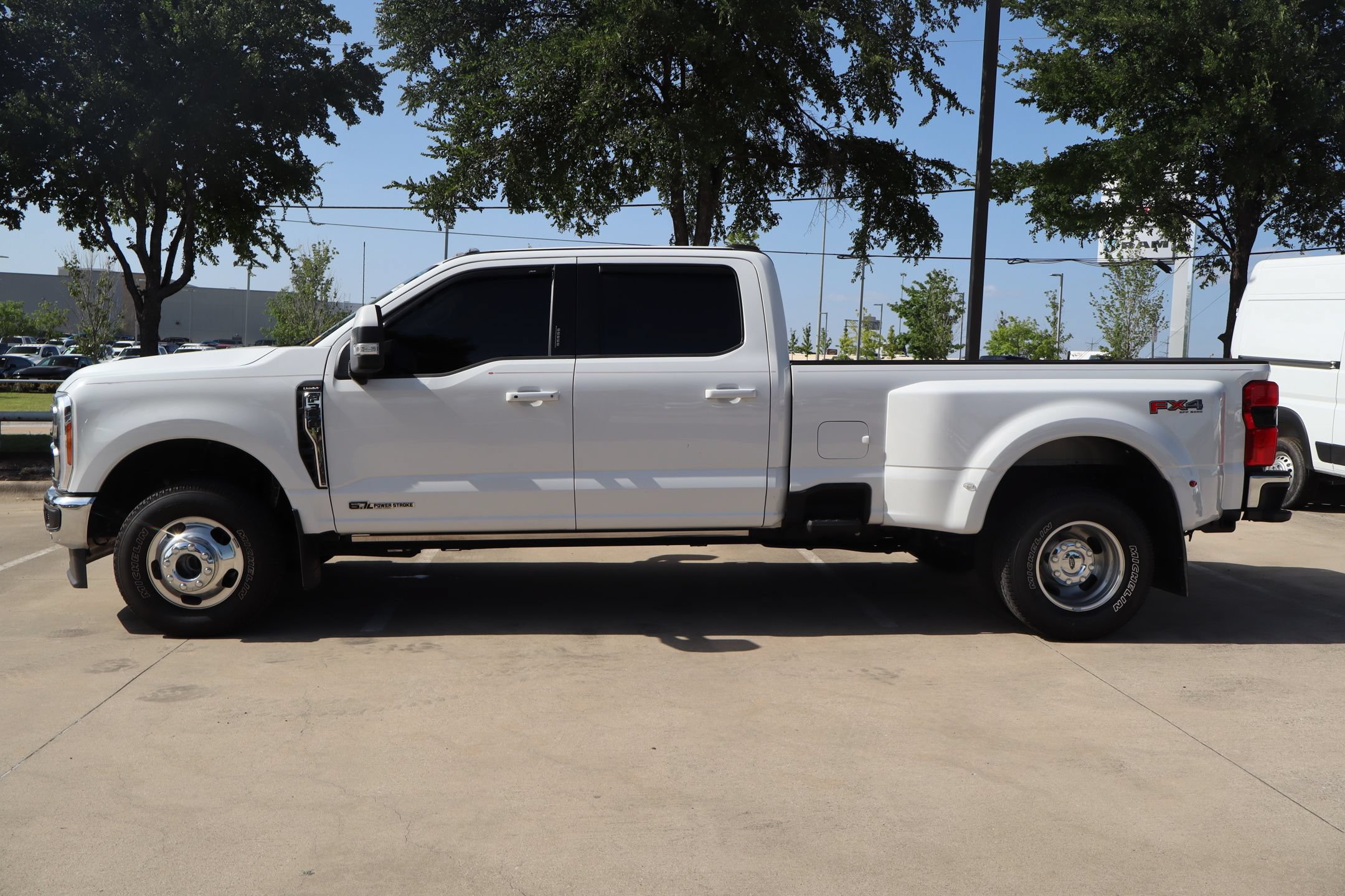 Used 2023 Ford F350 Lariat w/ Lariat Ultimate Package AWD/4WD image 7