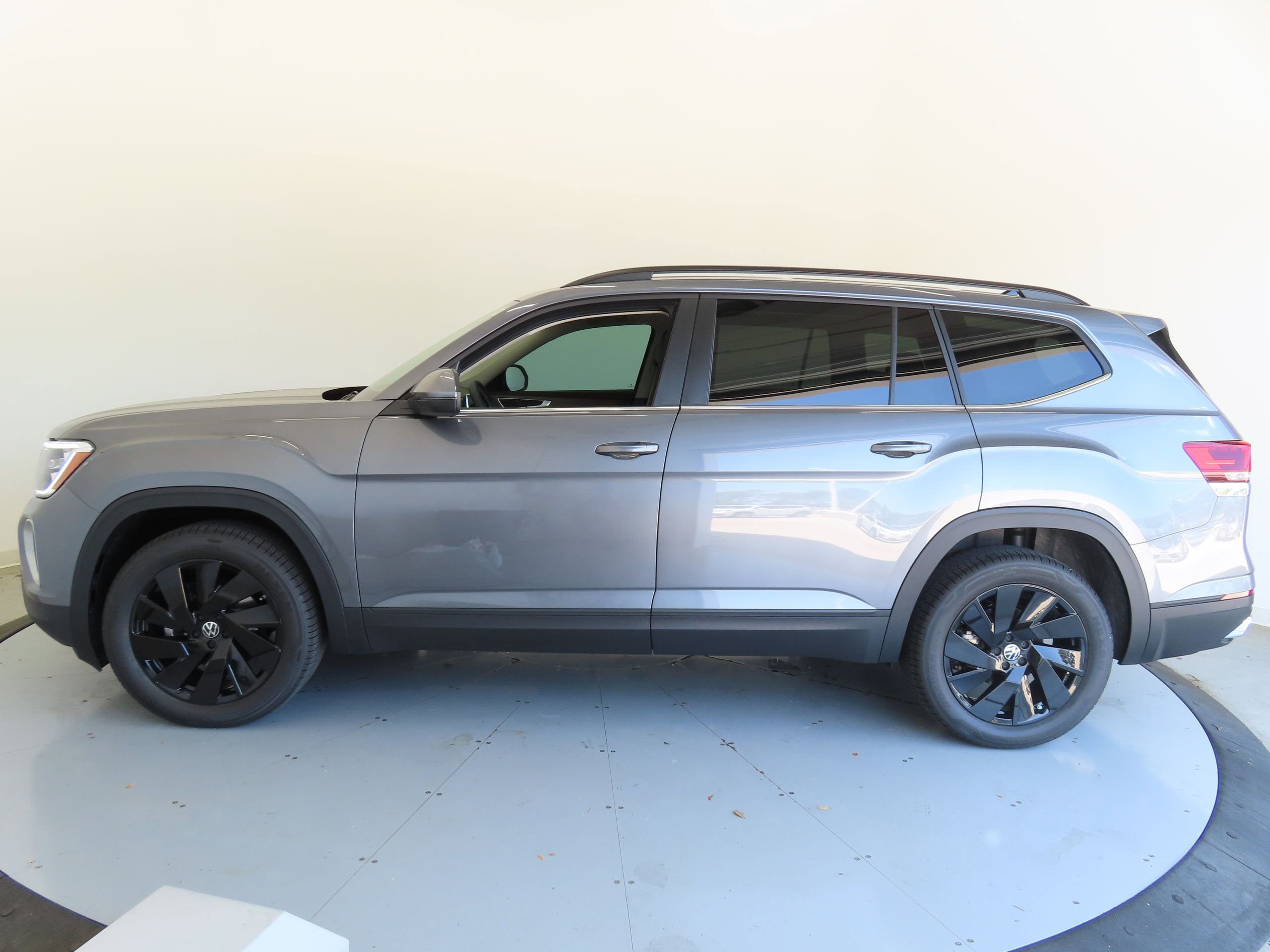 New 2025 Volkswagen Atlas SE FWD image 8