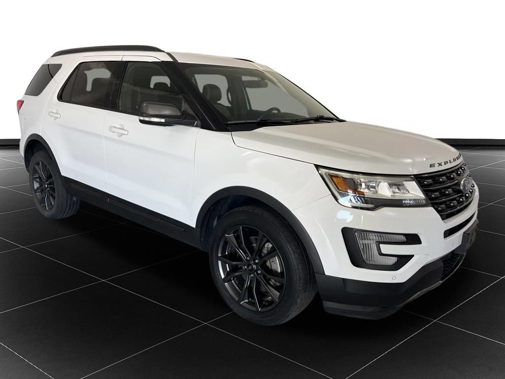Used 2017 Ford Explorer XLT w/ Equipment Group 202A AWD/4WD image 7