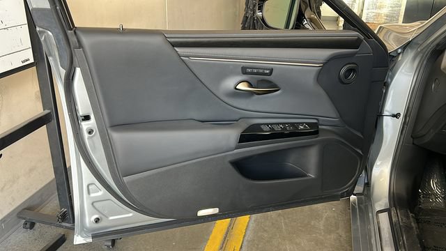 Used 2025 Lexus ES 300h w/ Premium Package FWD image 33