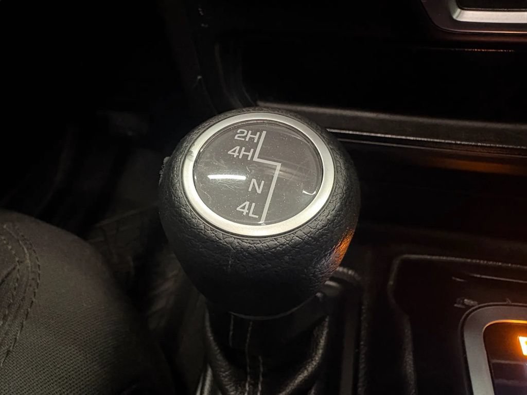 Used 2019 Jeep Wrangler Unlimited Sahara w/ Safety Group AWD/4WD image 40