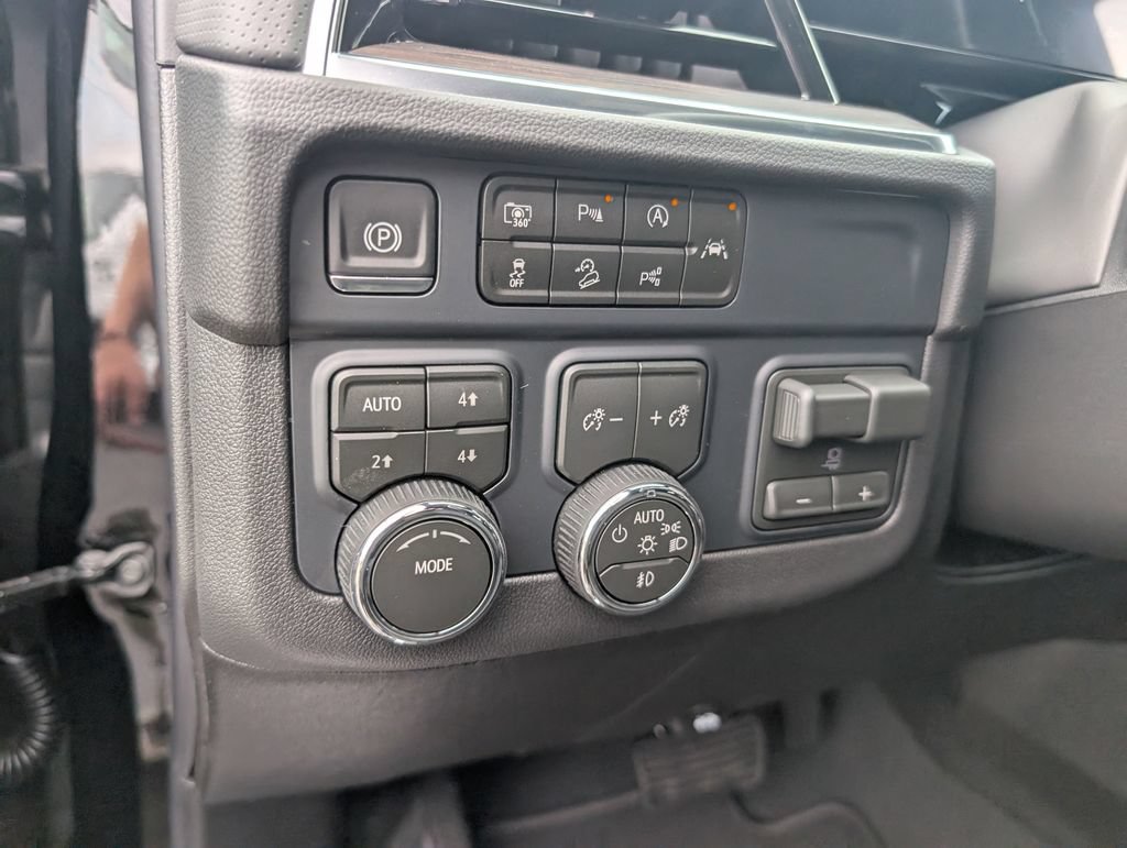 New 2026 Chevrolet Tahoe Premier w/ Sun And Tow Package AWD/4WD image 16
