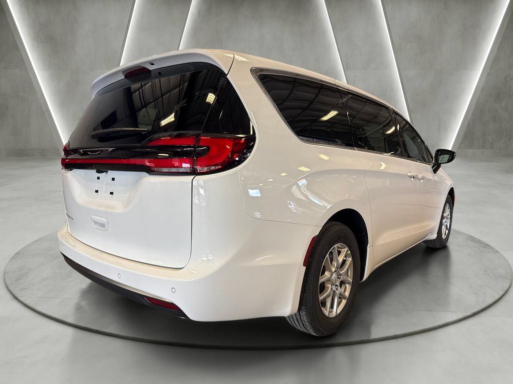 New 2027 Chrysler Pacifica Select FWD image 7