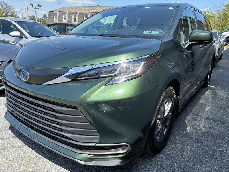 Used 2023 Toyota Sienna LE AWD/4WD image 3