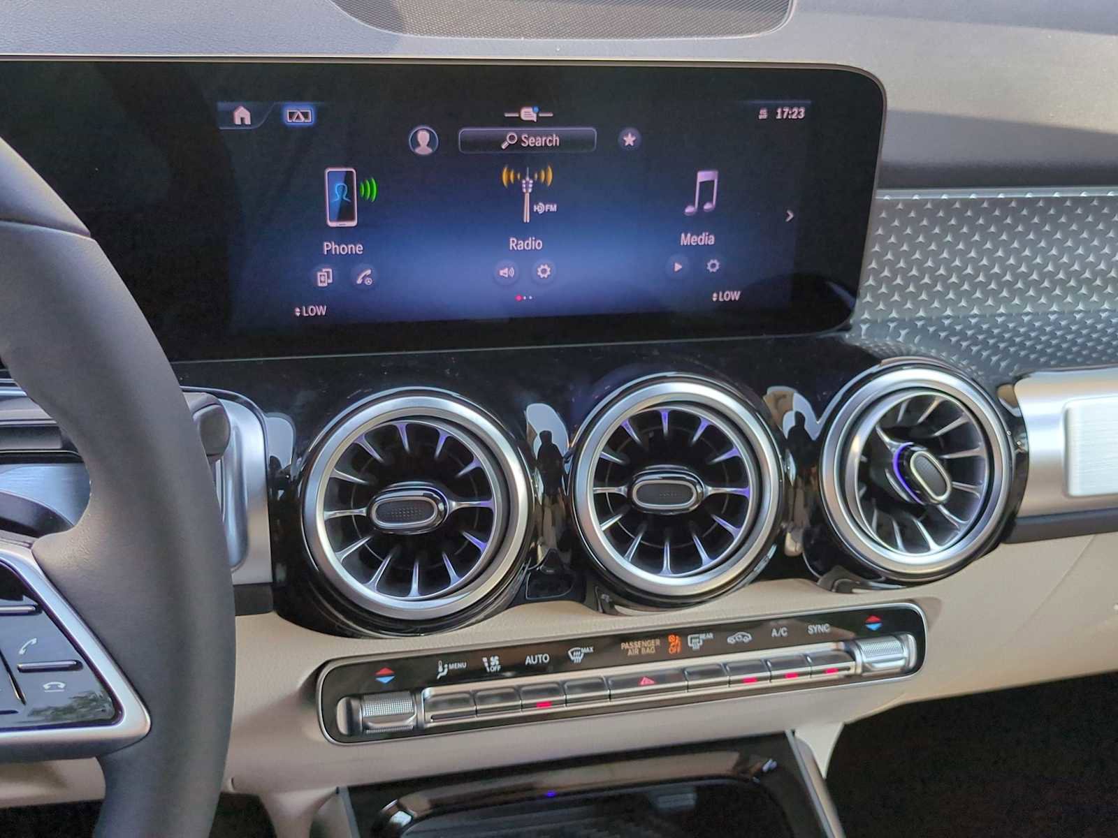 Used 2025 Mercedes-Benz GLB 250 4MATIC image 30