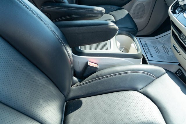 Used 2023 Chrysler Pacifica Touring-L FWD image 40