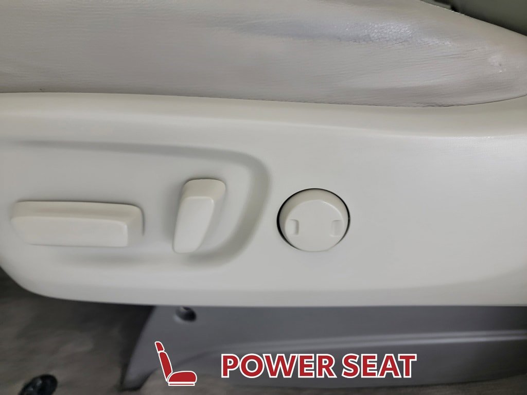 Used 2015 Toyota Sienna XLE FWD image 16