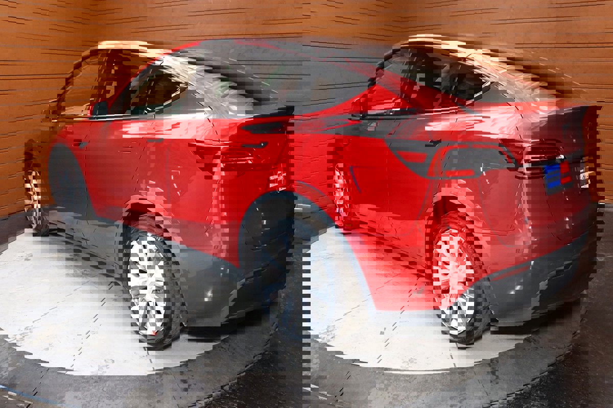 Used 2022 Tesla Model Y Long Range image 8