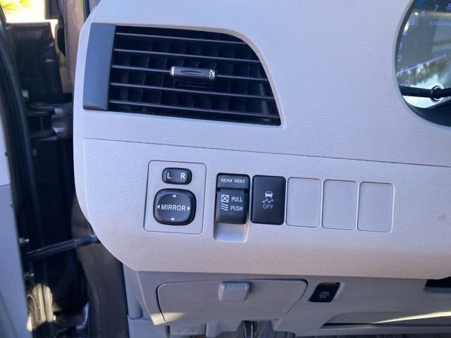 Used 2013 Toyota Sienna XLE image 25