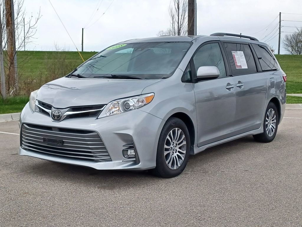 Used 2018 Toyota Sienna XLE FWD image 2