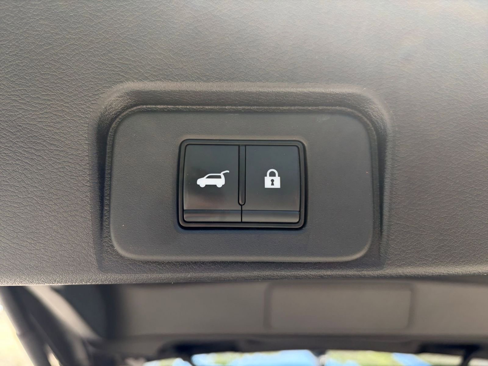 Used 2025 Nissan Rogue SV AWD/4WD image 23