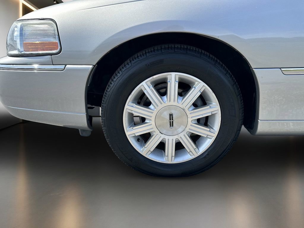 Used 2011 Lincoln Town Car Signature Limited RWD image 9