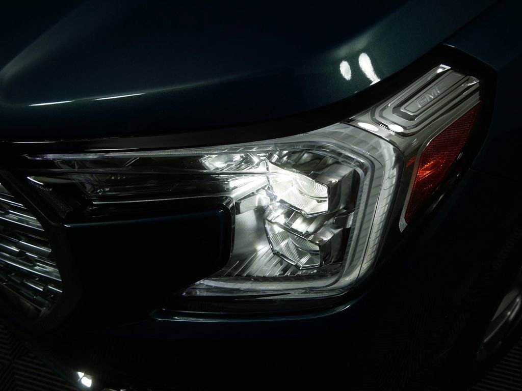 Used 2024 GMC Terrain Denali w/ Denali Premium Package image 9