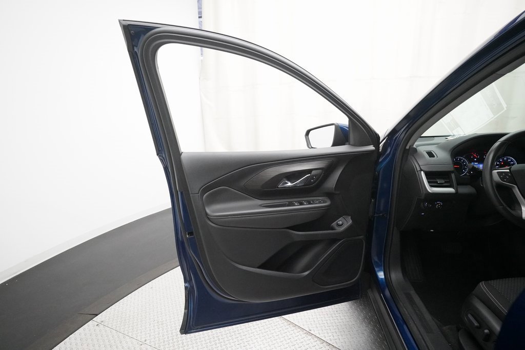 Used 2023 GMC Terrain SLE w/ Driver Convenience Package image 28