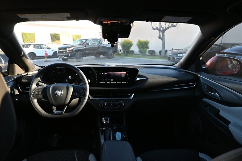 Used 2024 Buick Envista Preferred image 56