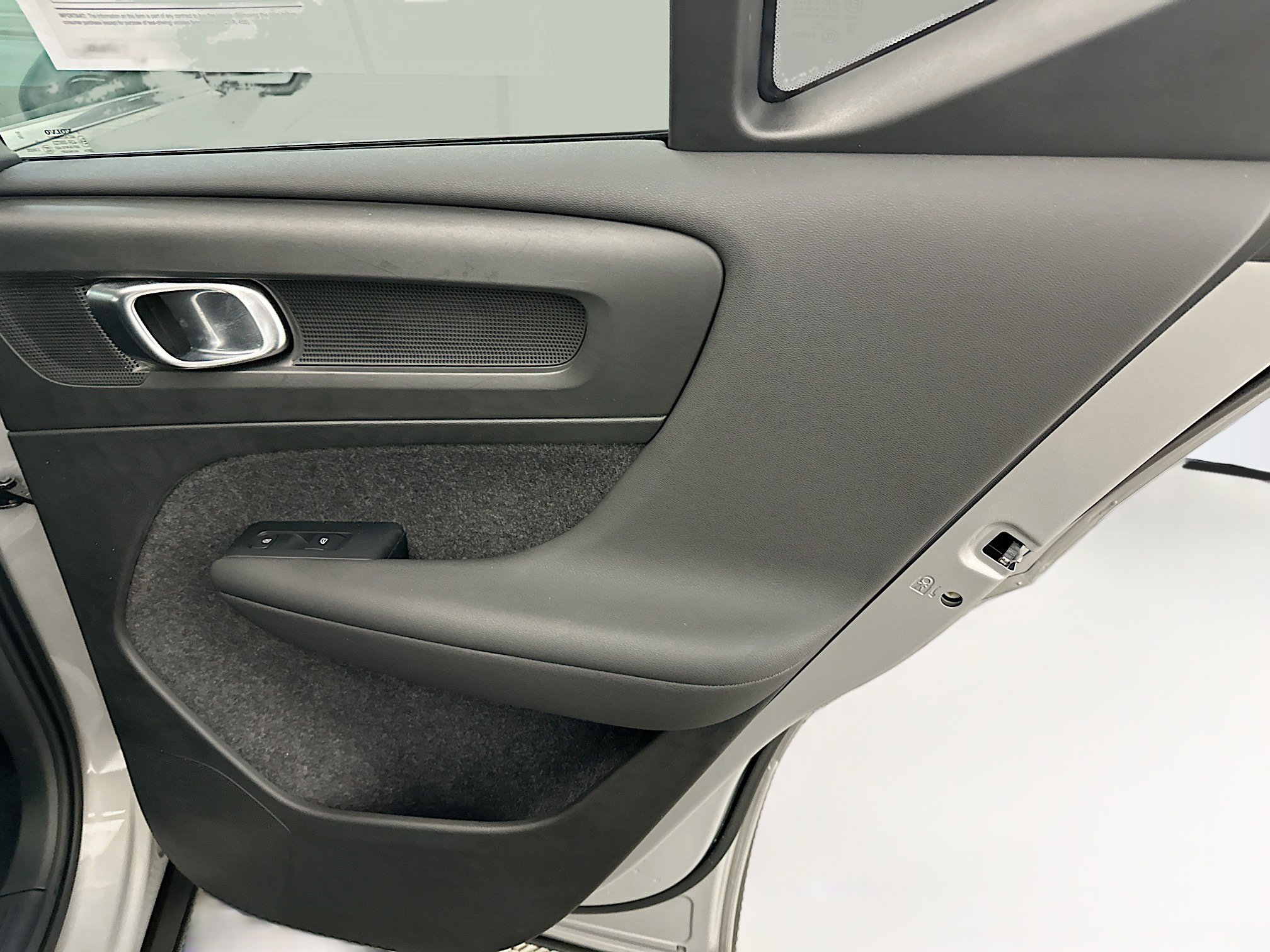 Used 2025 Volvo XC40 B5 Plus image 33