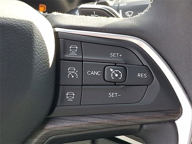 Used 2025 Jeep Grand Cherokee L Limited w/ Black Appearance Package image 18