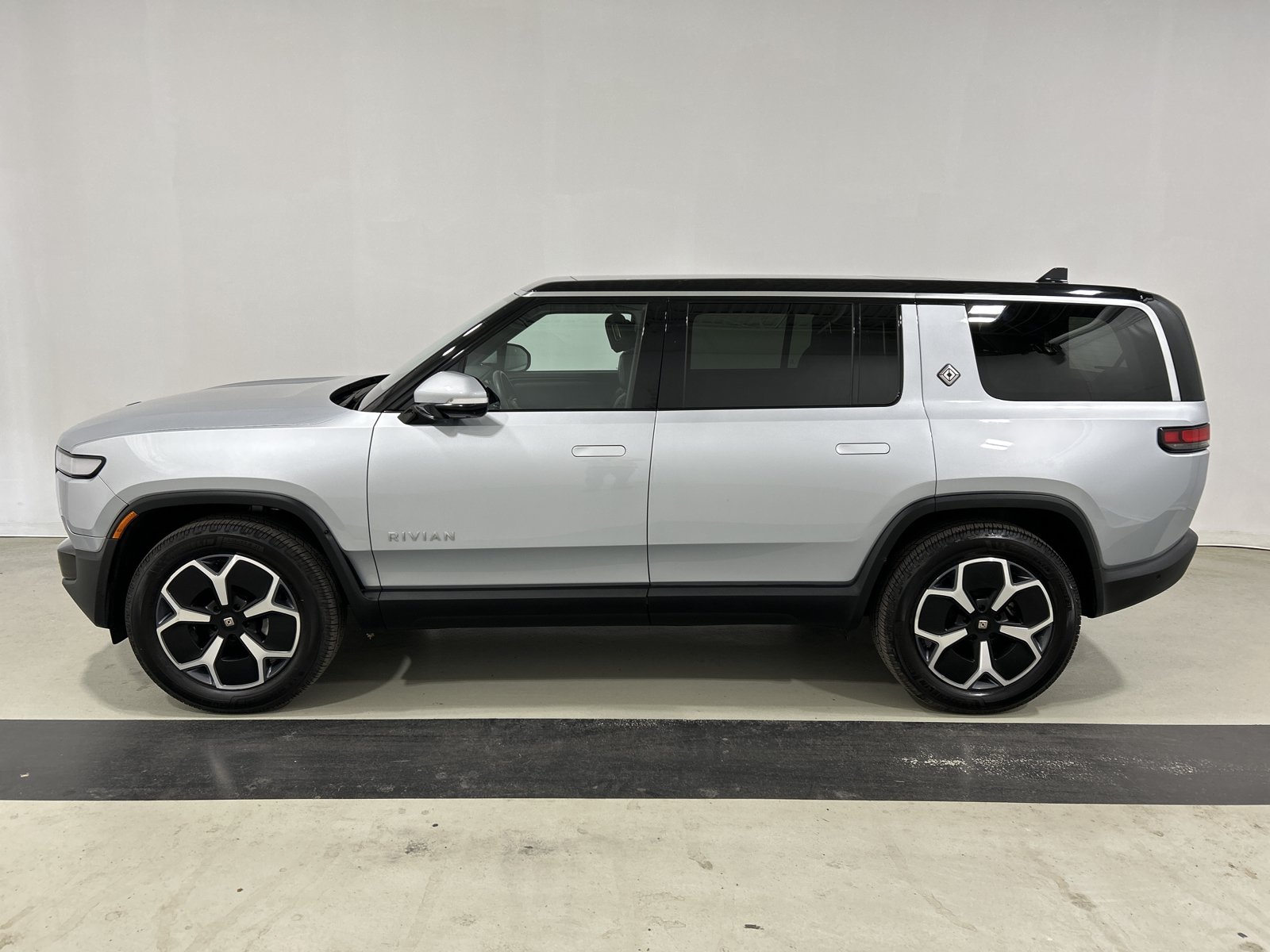 Used 2024 Rivian R1S Adventure AWD/4WD image 2