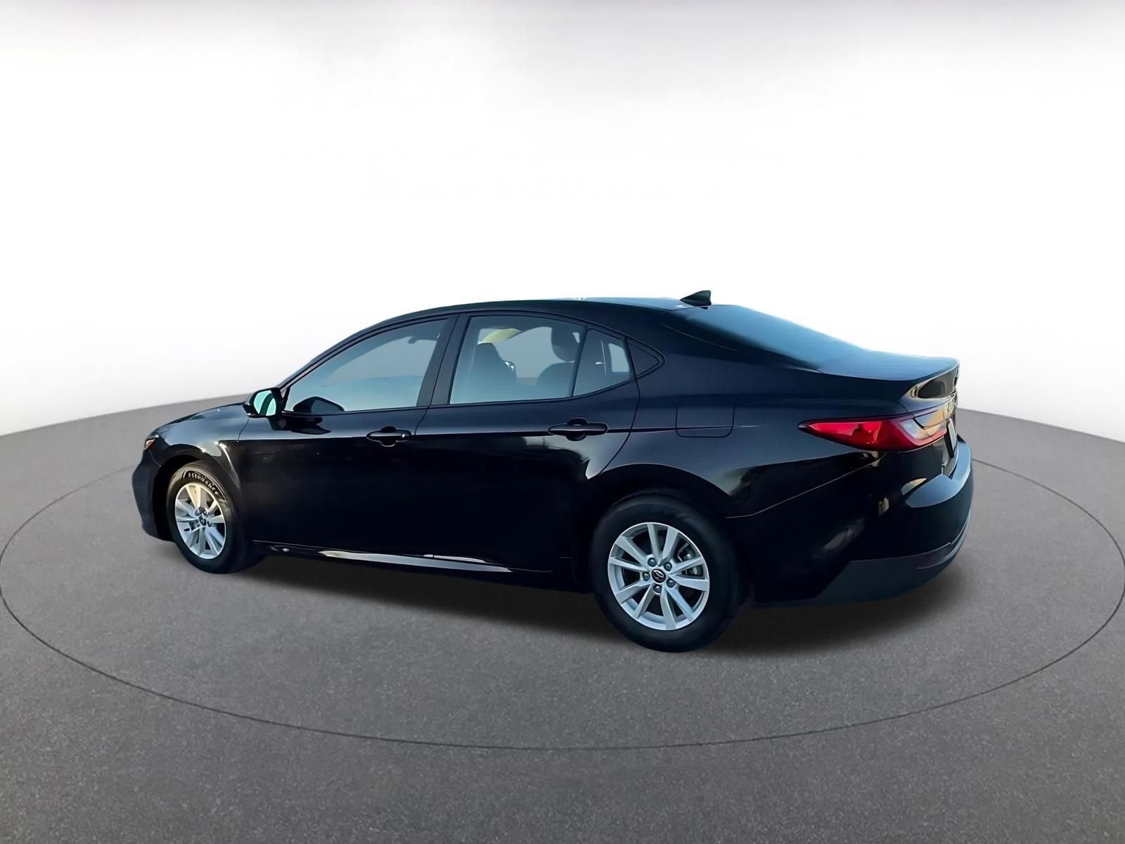 Used 2025 Toyota Camry LE image 10