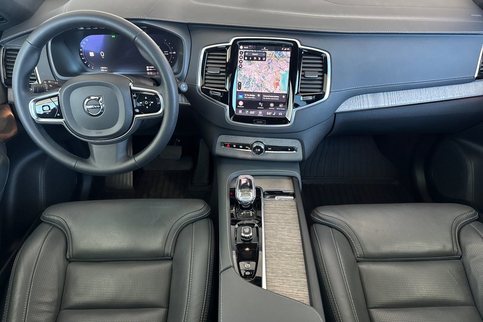 Used 2024 Volvo XC90 T8 Ultimate w/ Lounge Package image 3