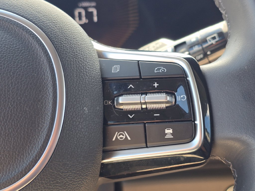 Certified 2025 Kia Carnival FWD image 21