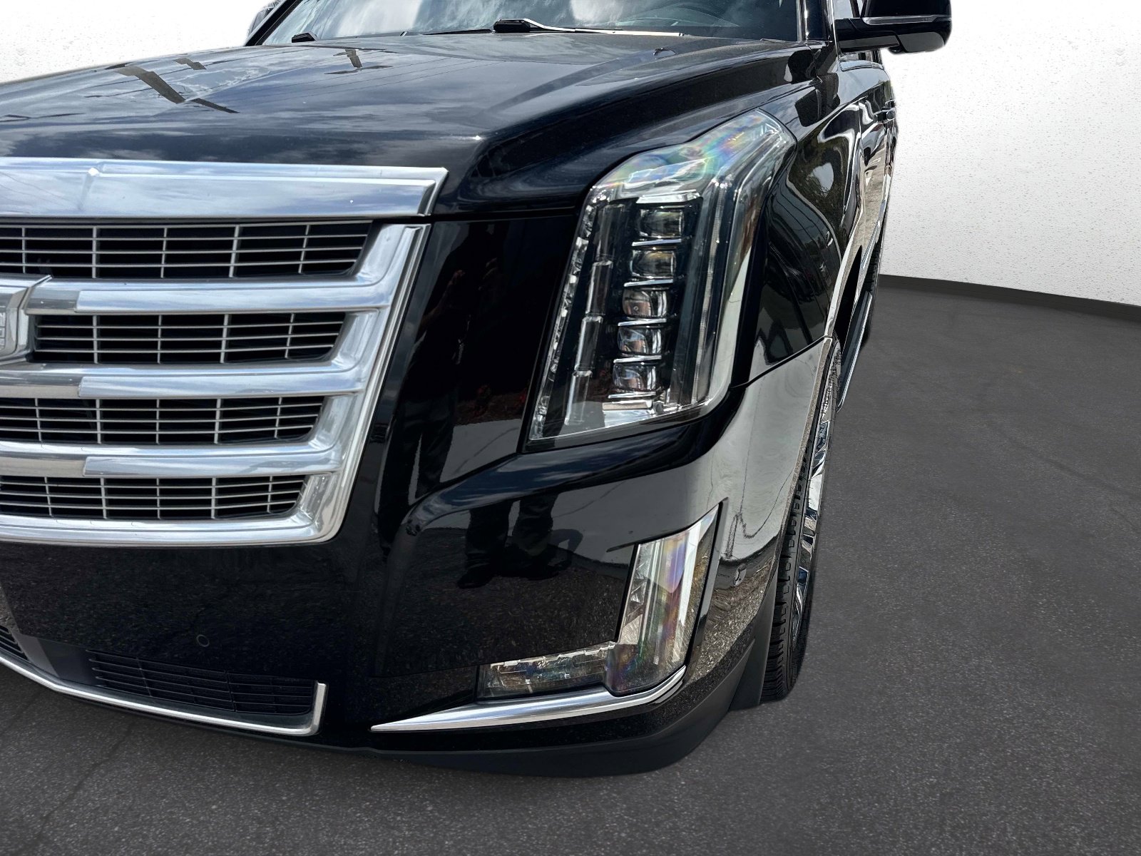 Used 2018 Cadillac Escalade Premium Luxury w/ LPO, Radiant Package RWD image 9