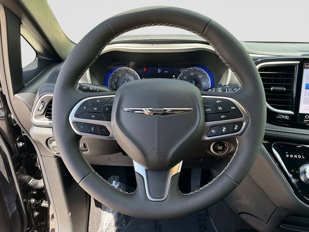 Used 2026 Chrysler Pacifica Select FWD image 31