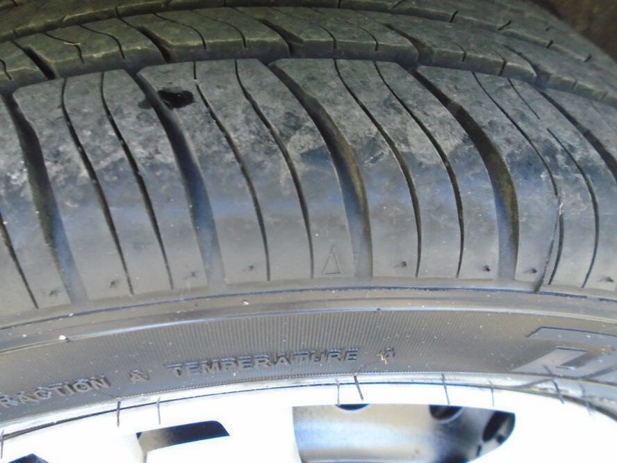 Used 2009 Pontiac Vibe w/ Preferred Package FWD image 30