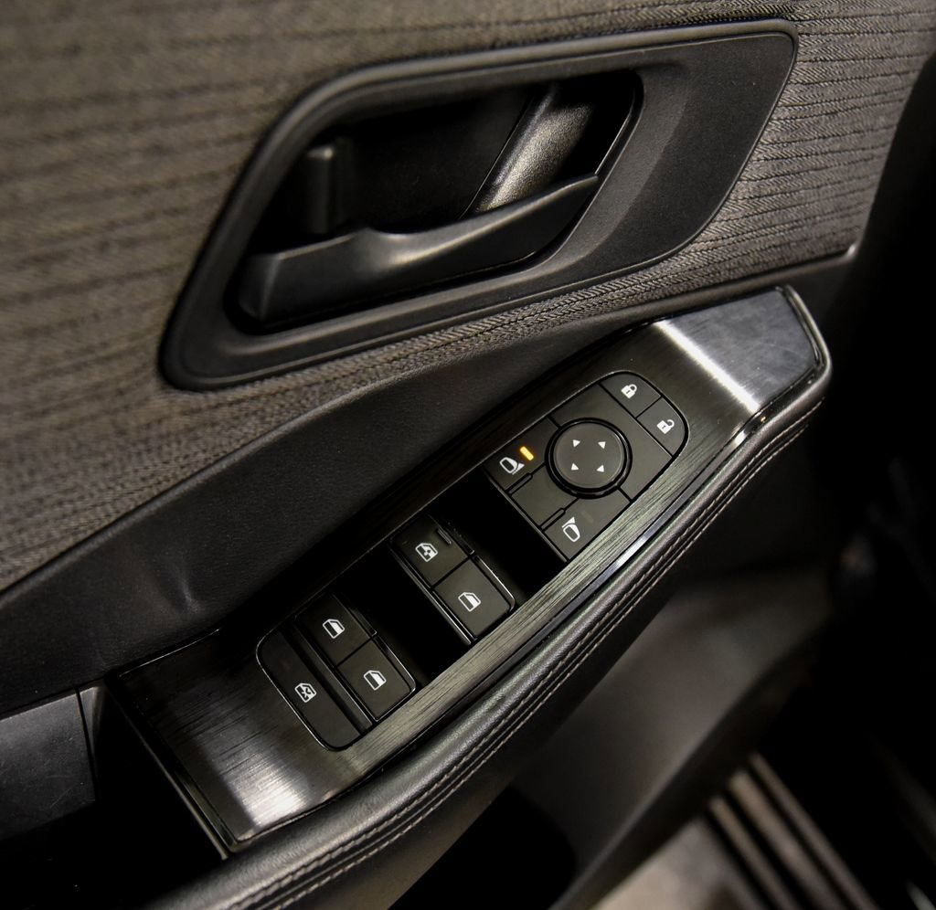 Used 2022 Nissan Rogue S image 15