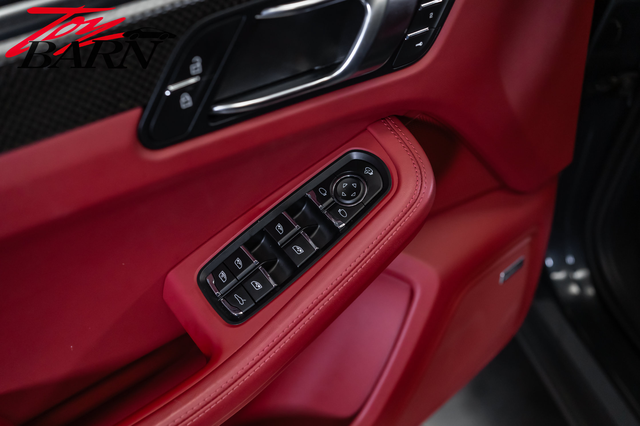 Used 2024 Porsche Macan S AWD/4WD image 17