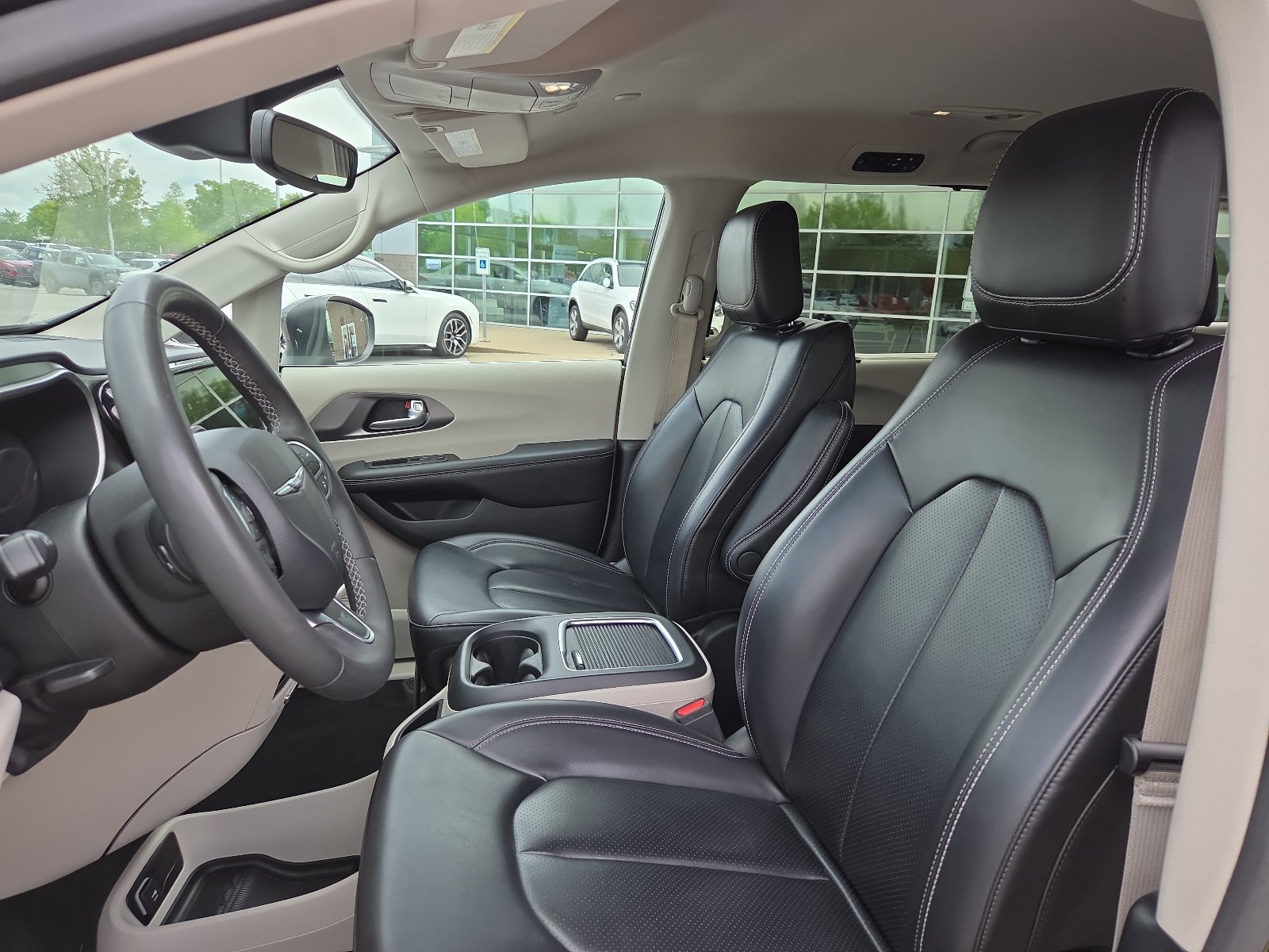 Used 2023 Chrysler Pacifica Touring-L FWD image 13