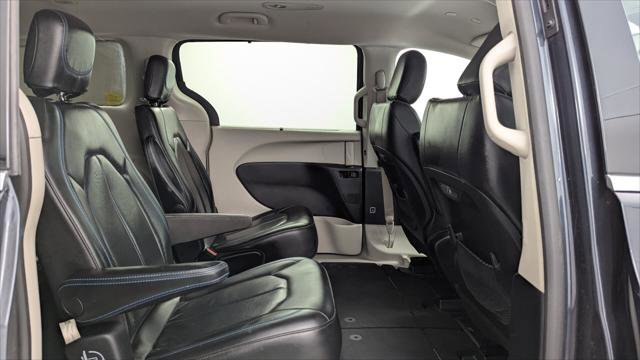 Used 2021 Chrysler Pacifica Touring-L image 18