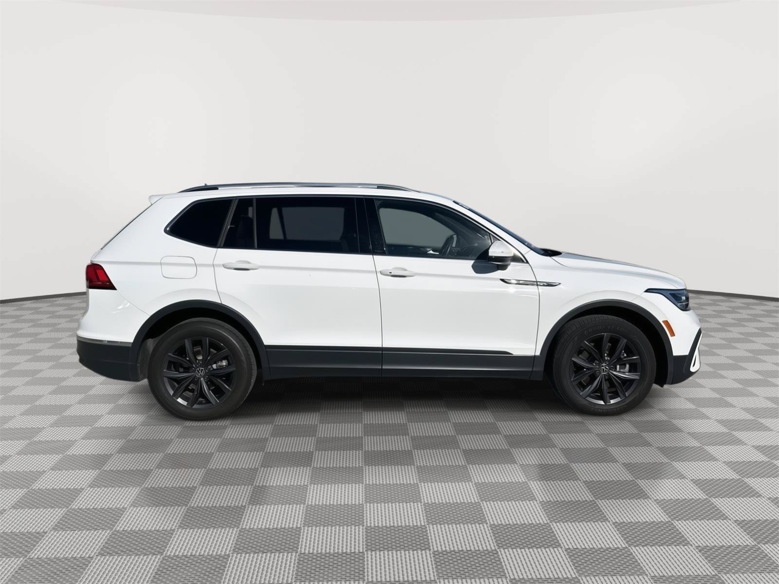 Certified 2024 Volkswagen Tiguan SE w/ Panoramic Sunroof Package AWD/4WD image 5