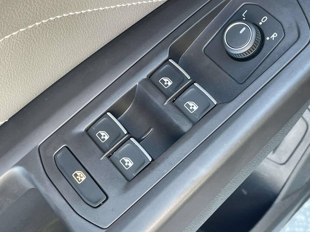 Certified 2023 Volkswagen Atlas Cross Sport SEL R-Line AWD/4WD image 18