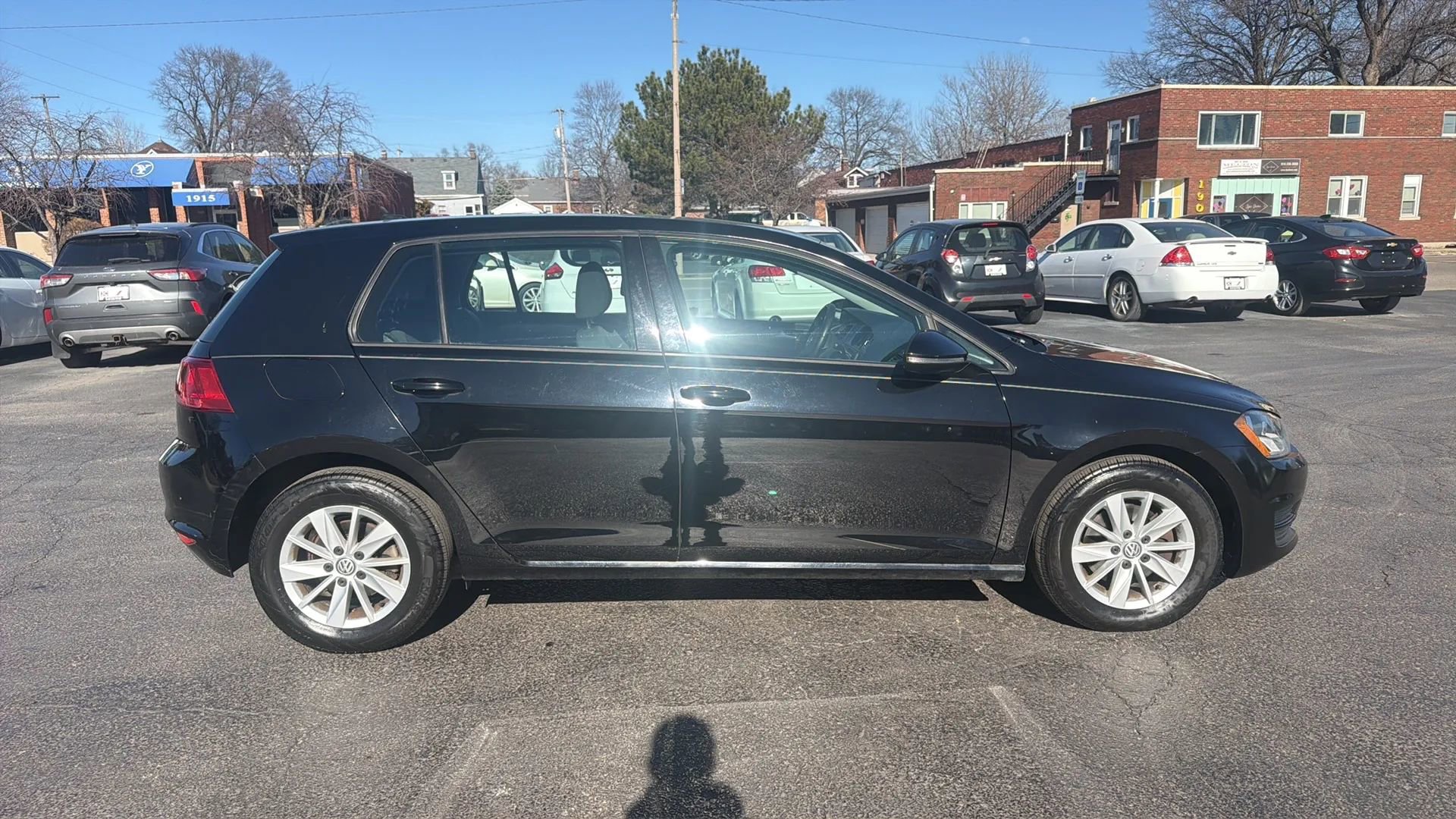 Used 2016 Volkswagen Golf S FWD image 4