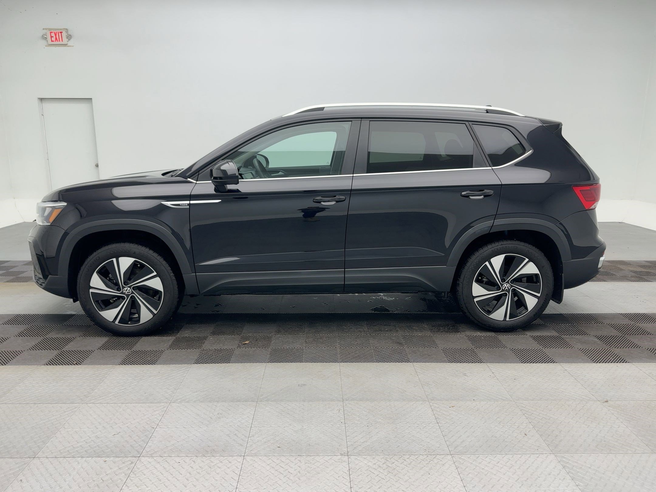 Used 2024 Volkswagen Taos SE image 2