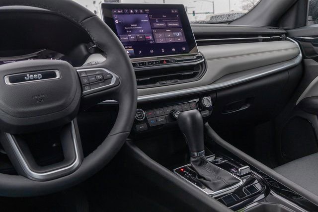 Used 2025 Jeep Compass Limited image 19