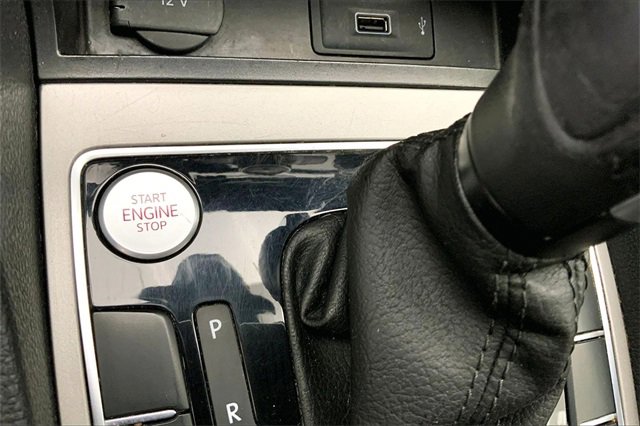 Used 2022 Volkswagen Passat 2.0T R-Line image 32