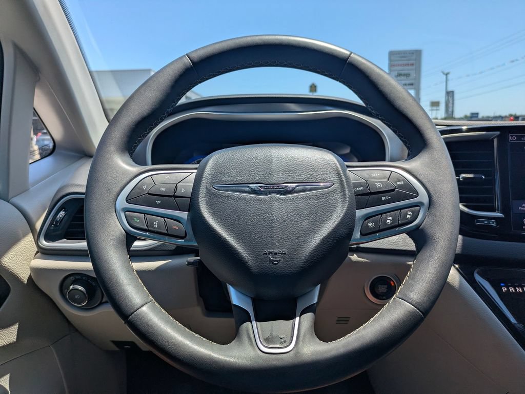 Used 2023 Chrysler Pacifica Touring-L FWD image 17