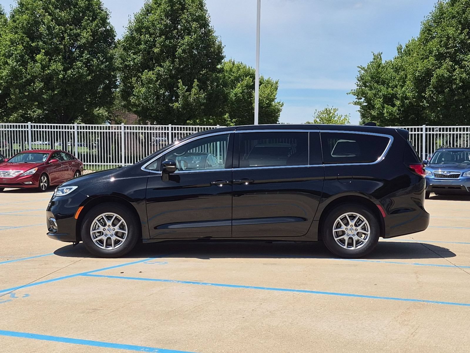 Used 2025 Chrysler Pacifica Select FWD image 9